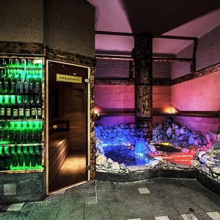 Hotel Korona Wellness, Rendezveny Es Borszalloda Eger Bagian luar foto