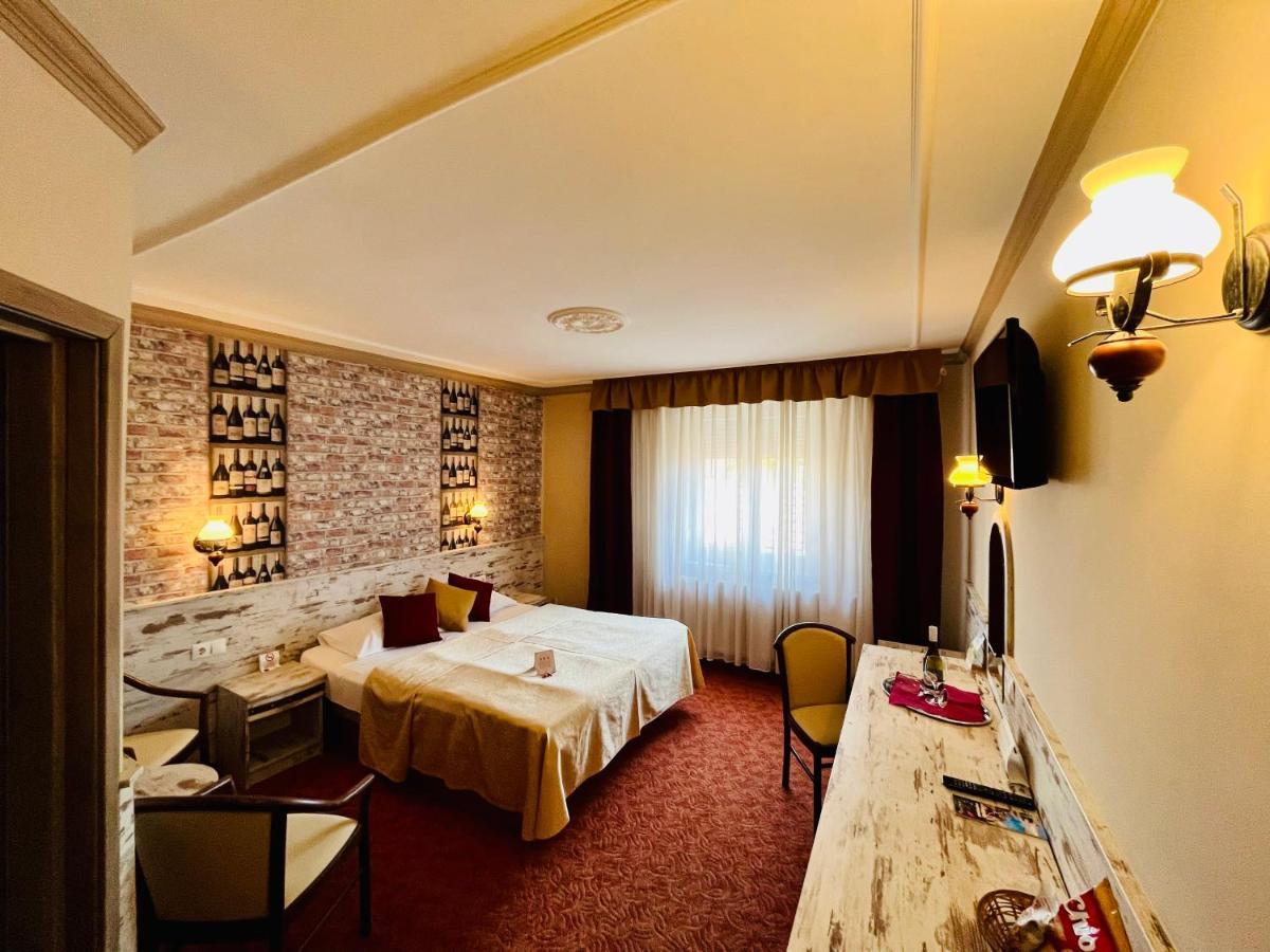 Hotel Korona Wellness, Rendezveny Es Borszalloda Eger Bagian luar foto