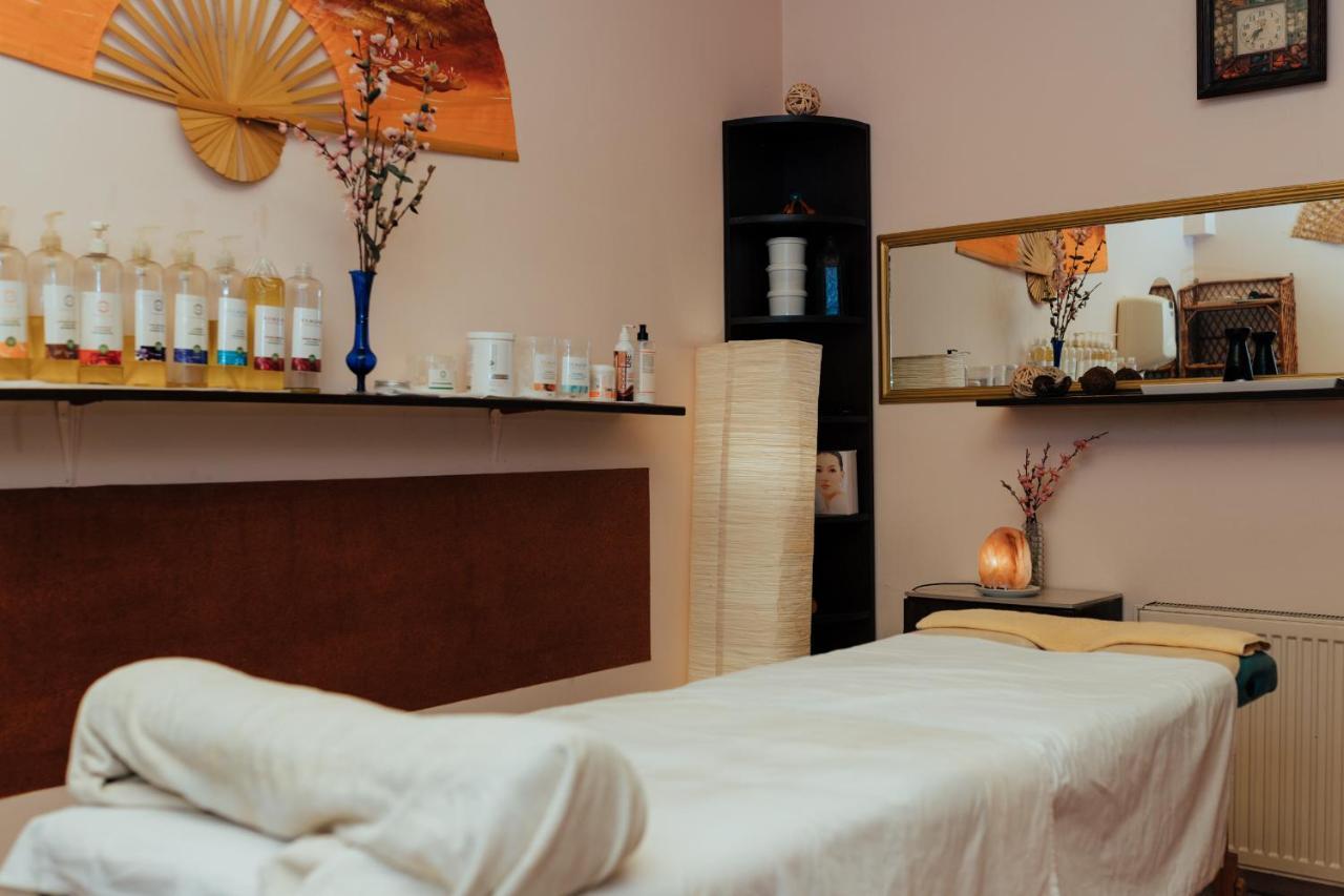 Hotel Korona Wellness, Rendezveny Es Borszalloda Eger Bagian luar foto