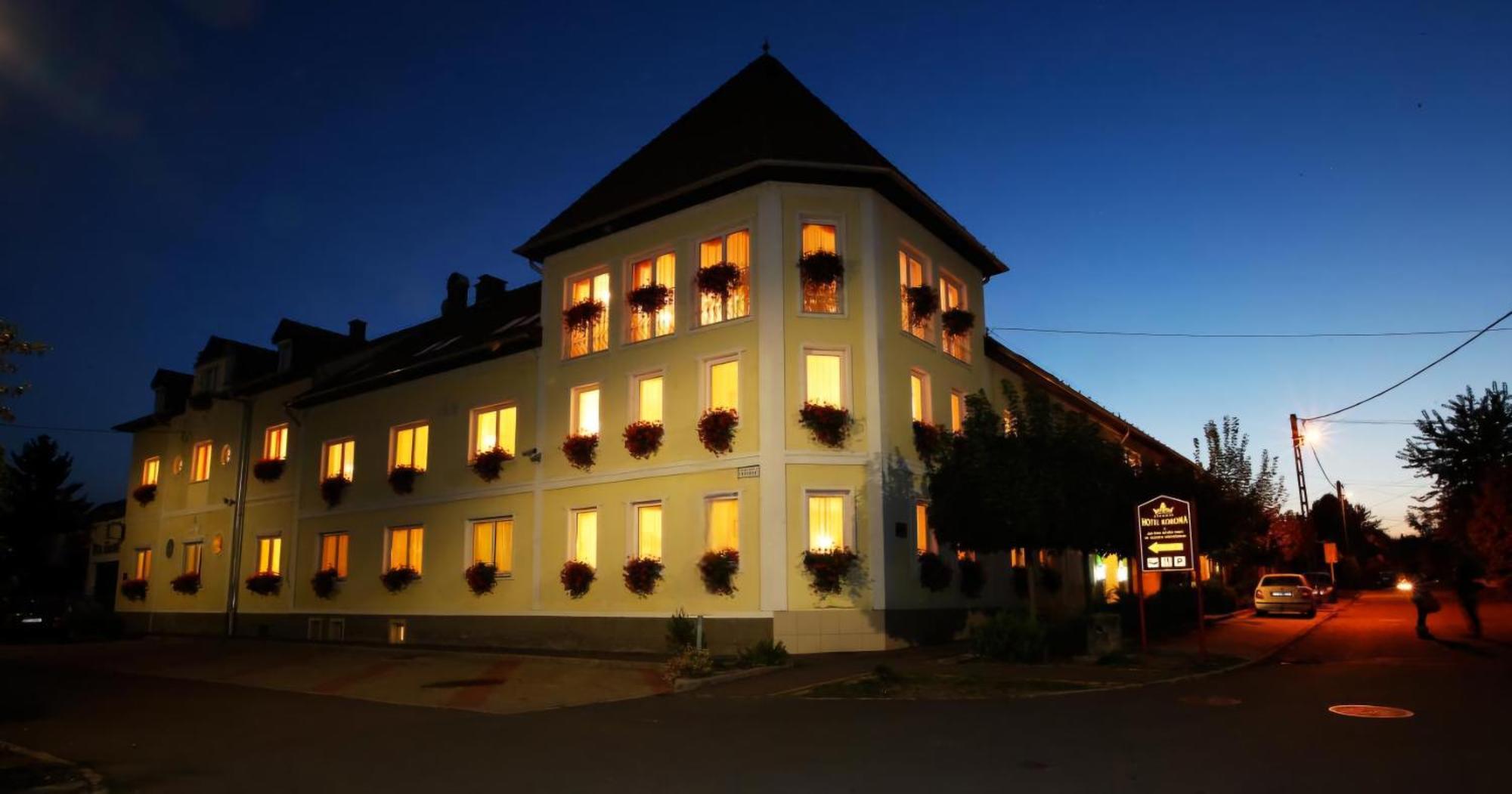 Hotel Korona Wellness, Rendezveny Es Borszalloda Eger Bagian luar foto
