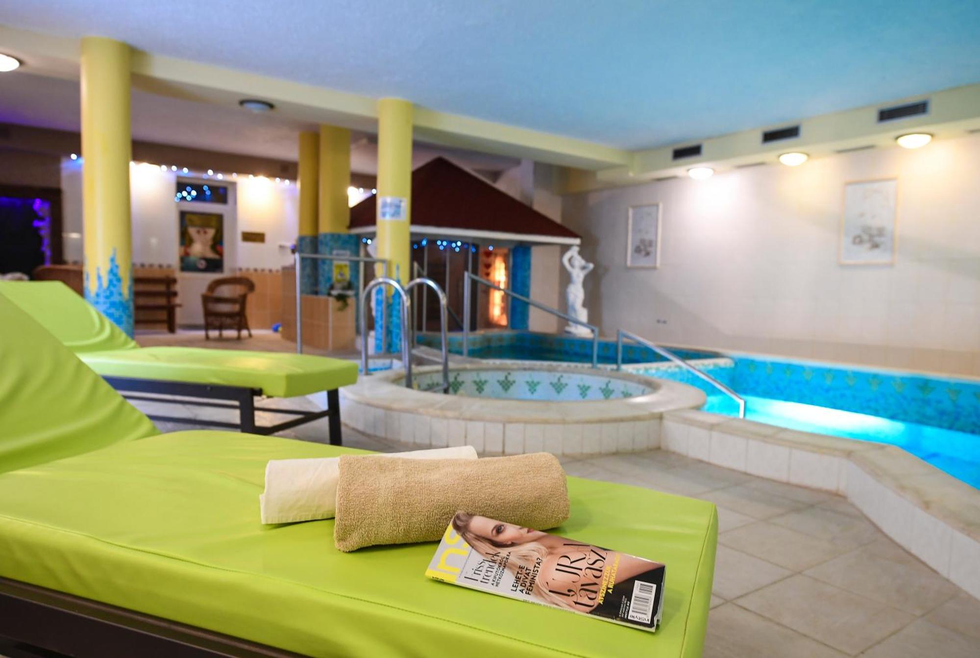 Hotel Korona Wellness, Rendezveny Es Borszalloda Eger Bagian luar foto