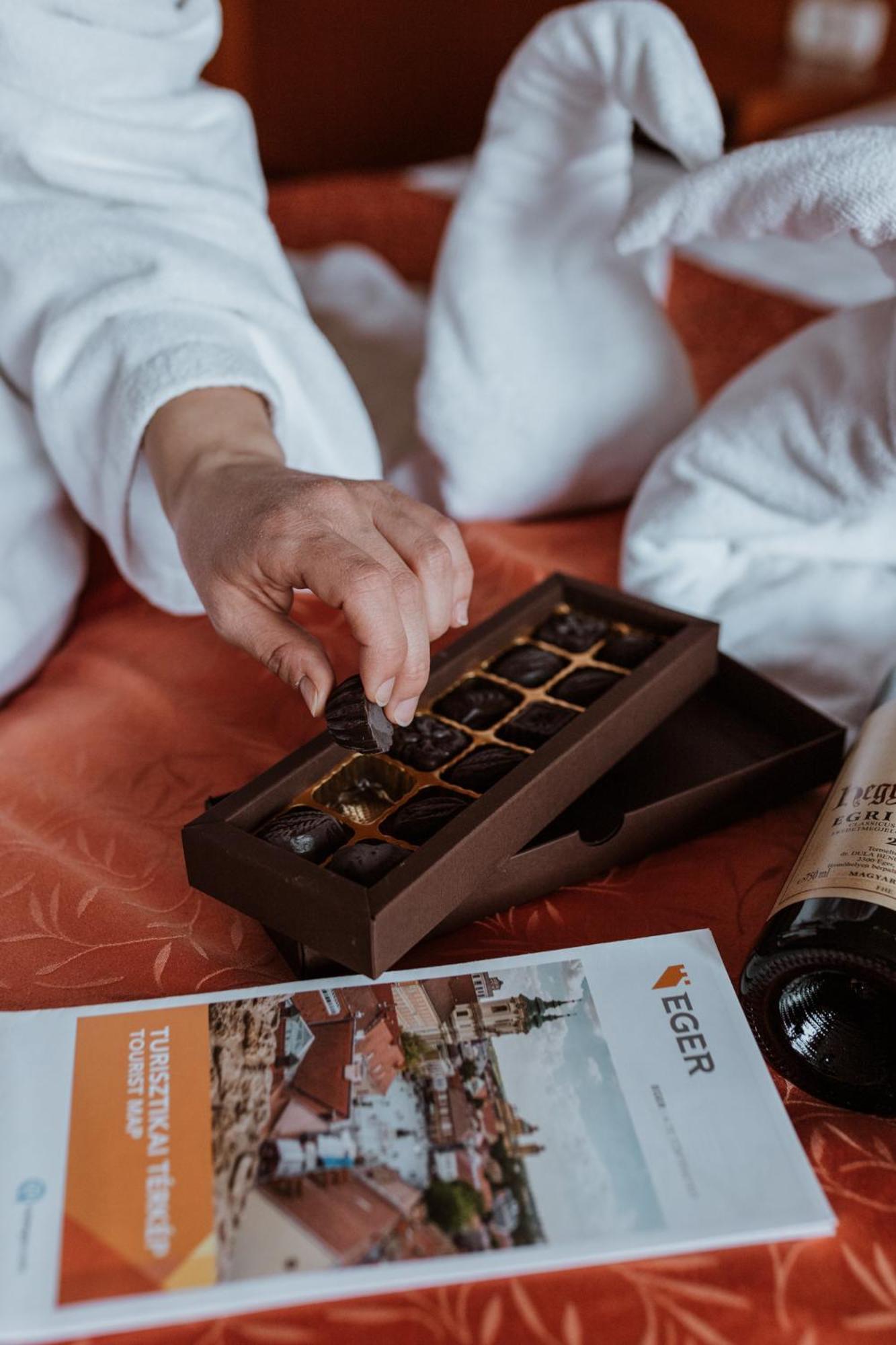 Hotel Korona Wellness, Rendezveny Es Borszalloda Eger Bagian luar foto