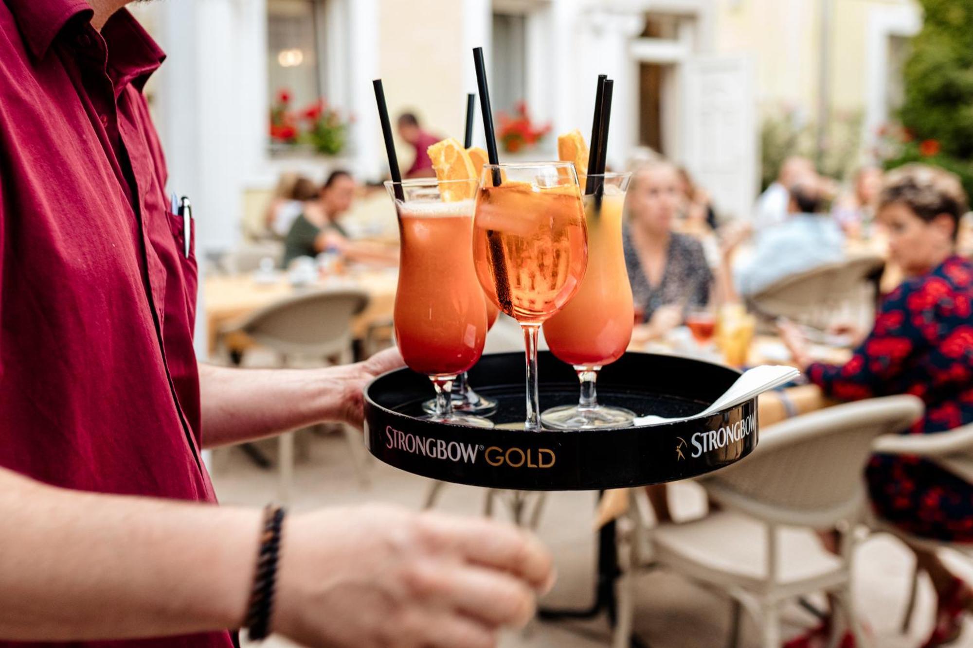 Hotel Korona Wellness, Rendezveny Es Borszalloda Eger Bagian luar foto