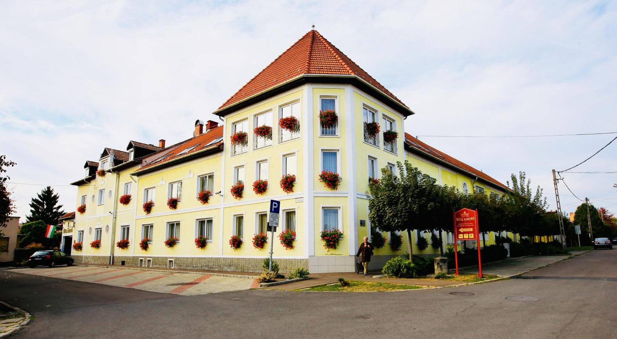 Hotel Korona Wellness, Rendezveny Es Borszalloda Eger Bagian luar foto