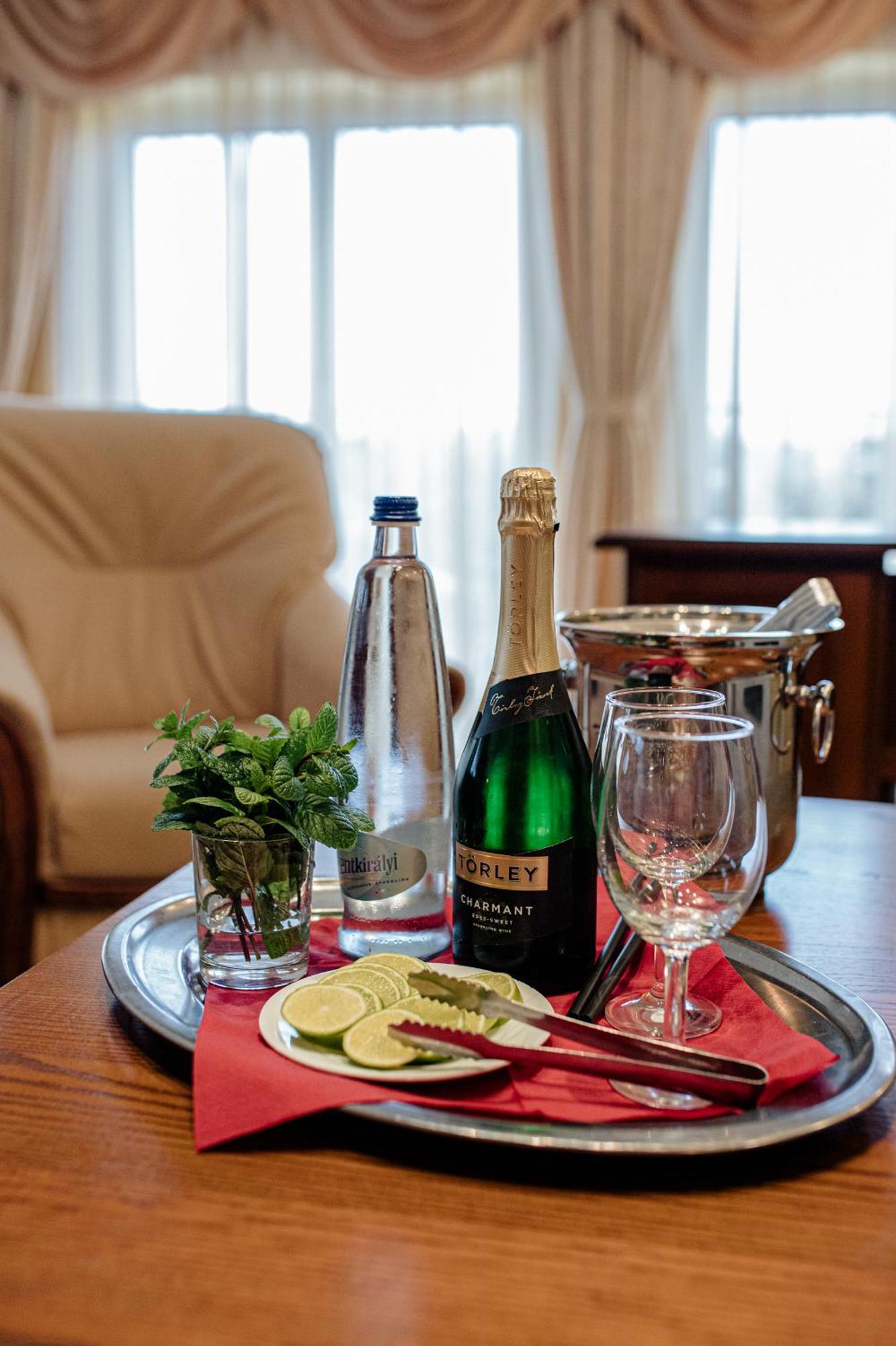 Hotel Korona Wellness, Rendezveny Es Borszalloda Eger Bagian luar foto