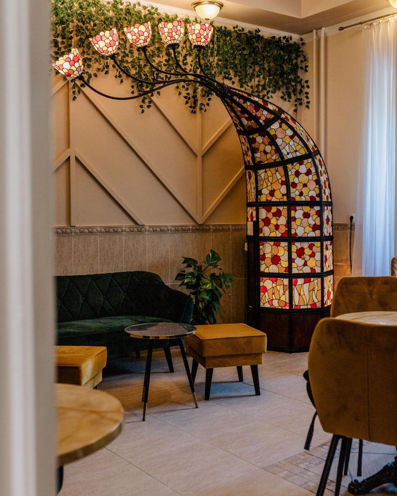 Hotel Korona Wellness, Rendezveny Es Borszalloda Eger Bagian luar foto