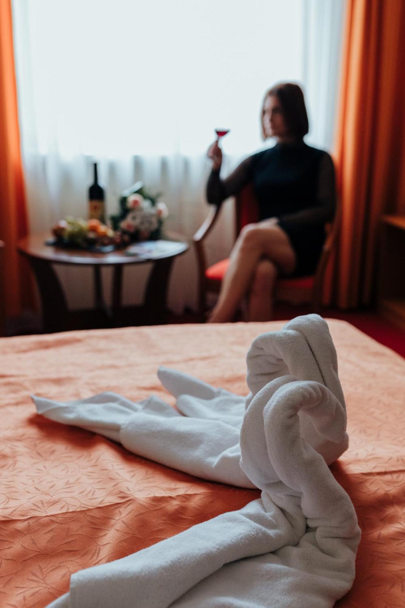 Hotel Korona Wellness, Rendezveny Es Borszalloda Eger Bagian luar foto