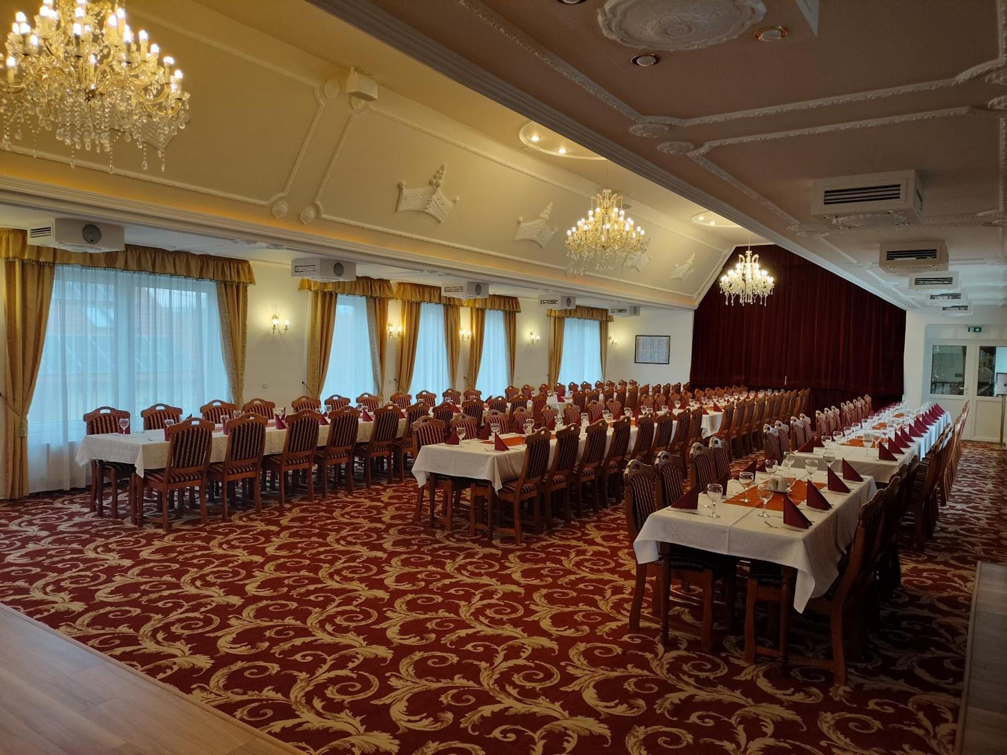 Hotel Korona Wellness, Rendezveny Es Borszalloda Eger Bagian luar foto