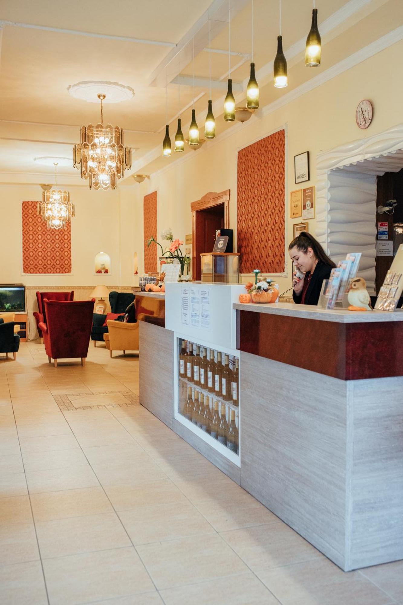 Hotel Korona Wellness, Rendezveny Es Borszalloda Eger Bagian luar foto