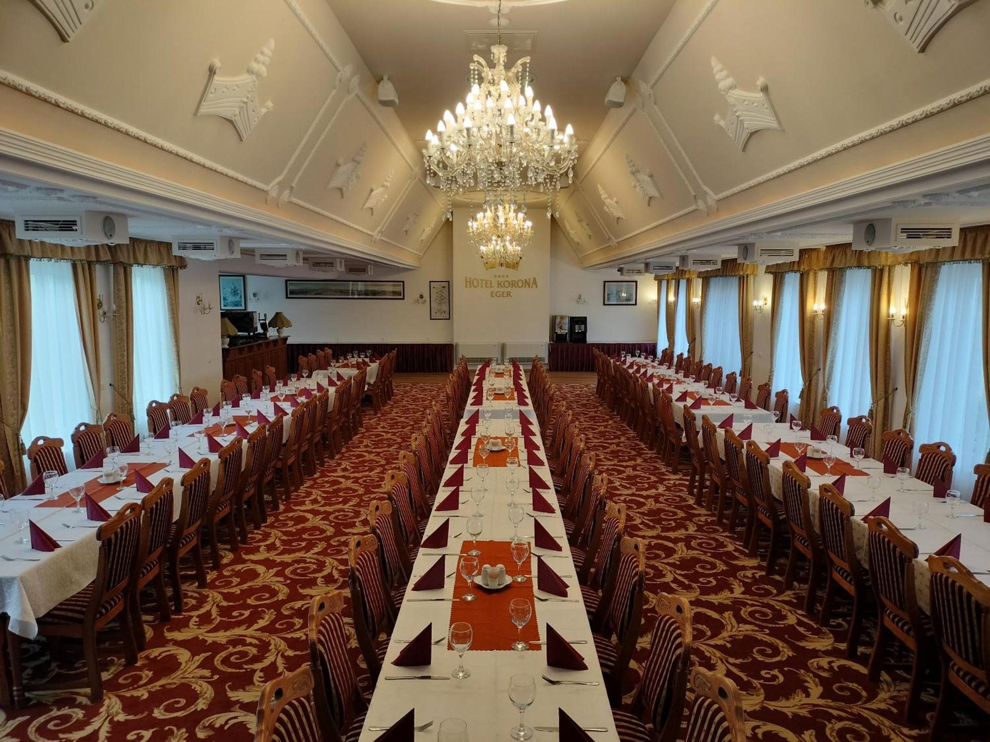Hotel Korona Wellness, Rendezveny Es Borszalloda Eger Bagian luar foto