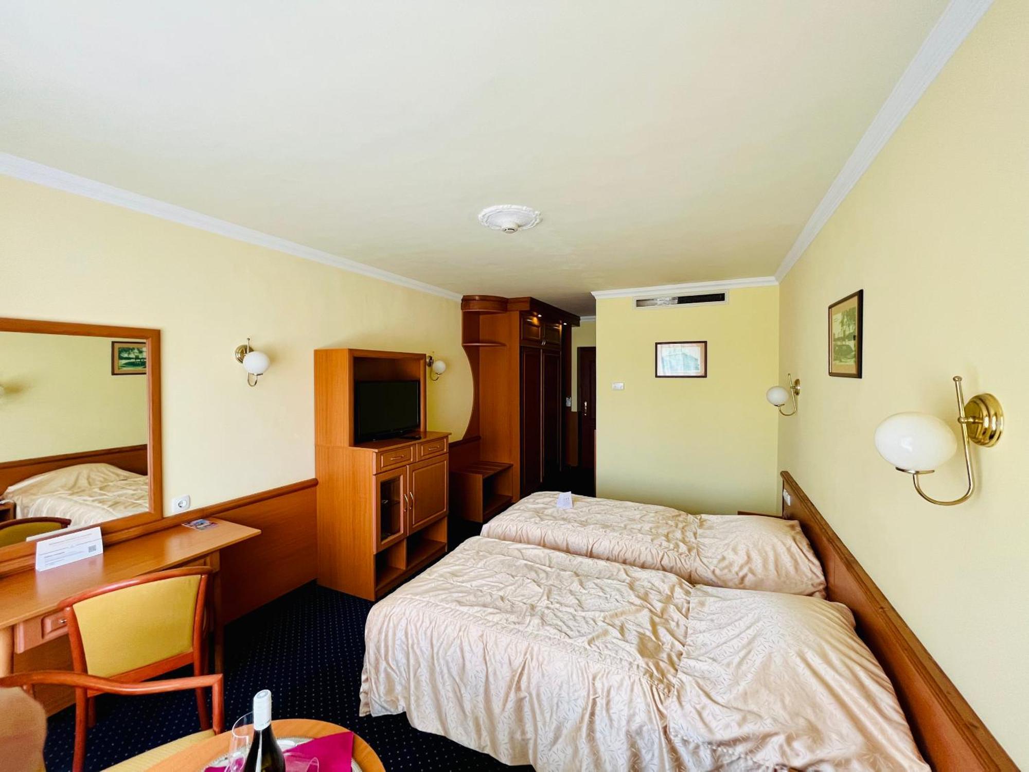 Hotel Korona Wellness, Rendezveny Es Borszalloda Eger Bagian luar foto