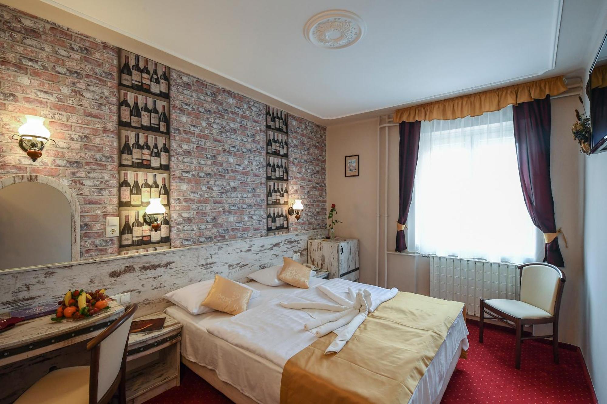 Hotel Korona Wellness, Rendezveny Es Borszalloda Eger Bagian luar foto
