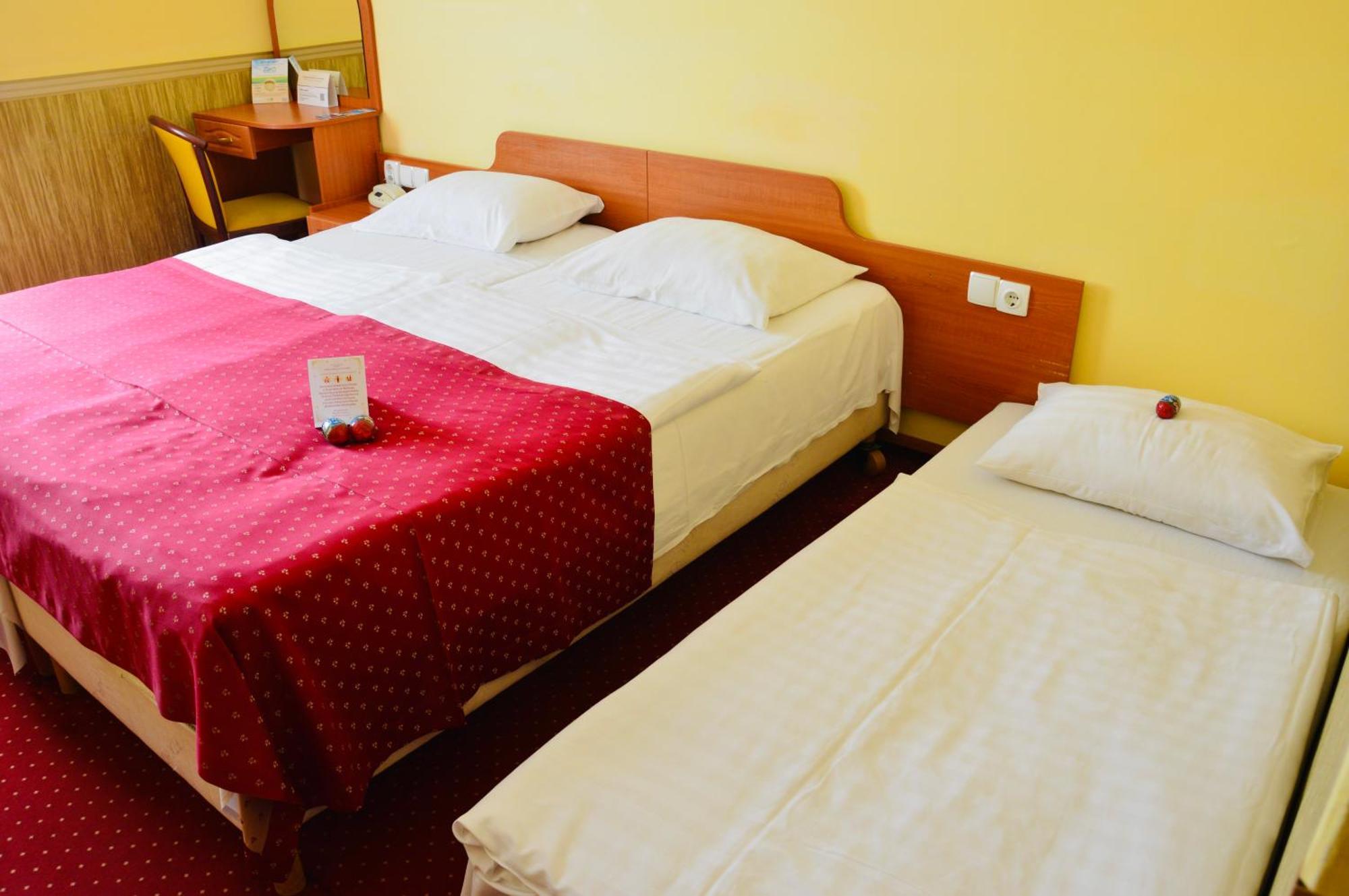 Hotel Korona Wellness, Rendezveny Es Borszalloda Eger Bagian luar foto