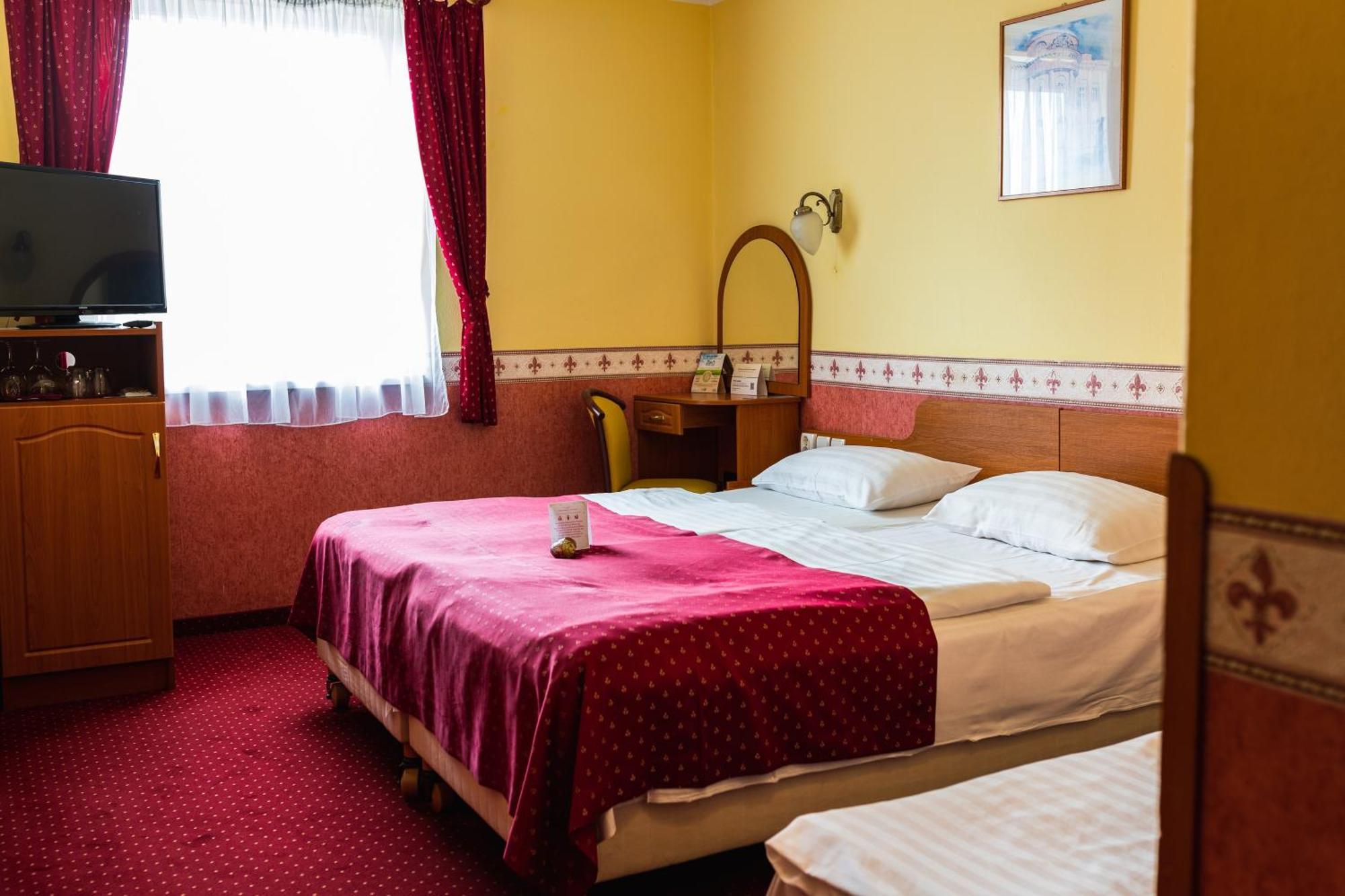 Hotel Korona Wellness, Rendezveny Es Borszalloda Eger Bagian luar foto