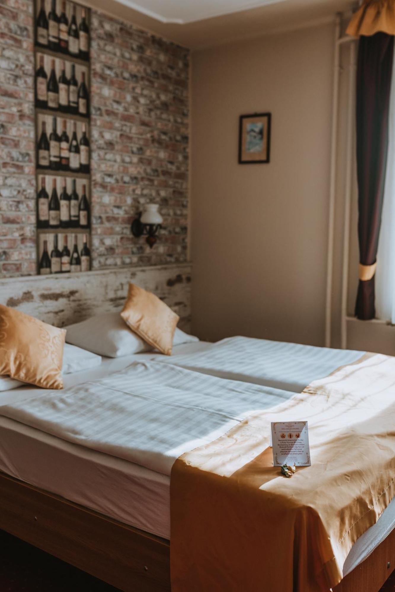 Hotel Korona Wellness, Rendezveny Es Borszalloda Eger Bagian luar foto