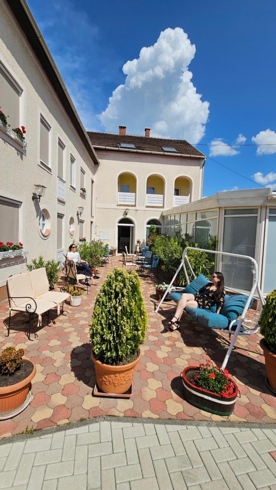 Hotel Korona Wellness, Rendezveny Es Borszalloda Eger Bagian luar foto