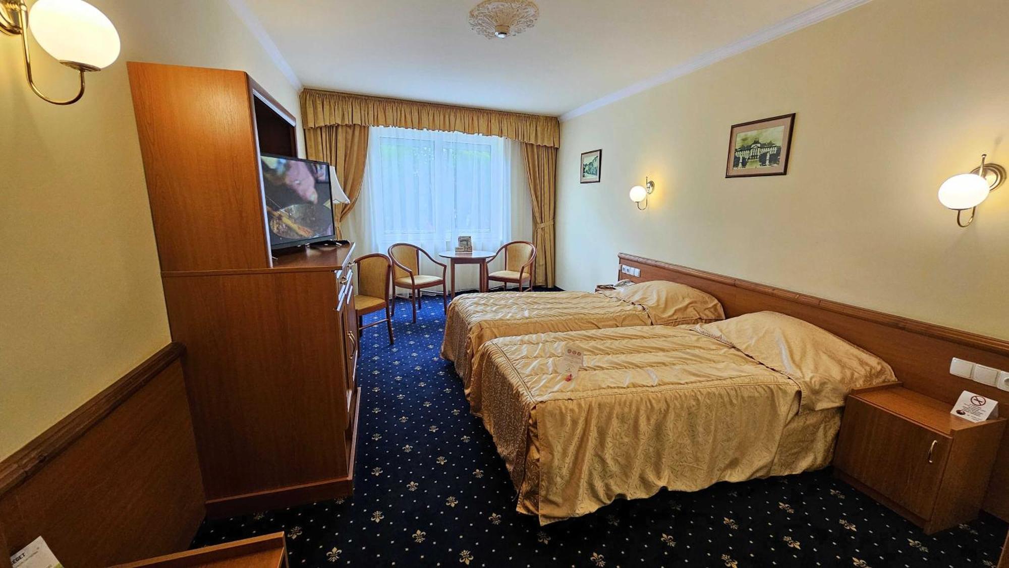 Hotel Korona Wellness, Rendezveny Es Borszalloda Eger Bagian luar foto