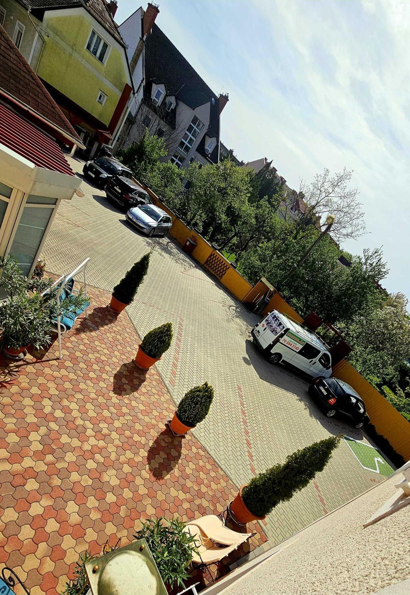 Hotel Korona Wellness, Rendezveny Es Borszalloda Eger Bagian luar foto
