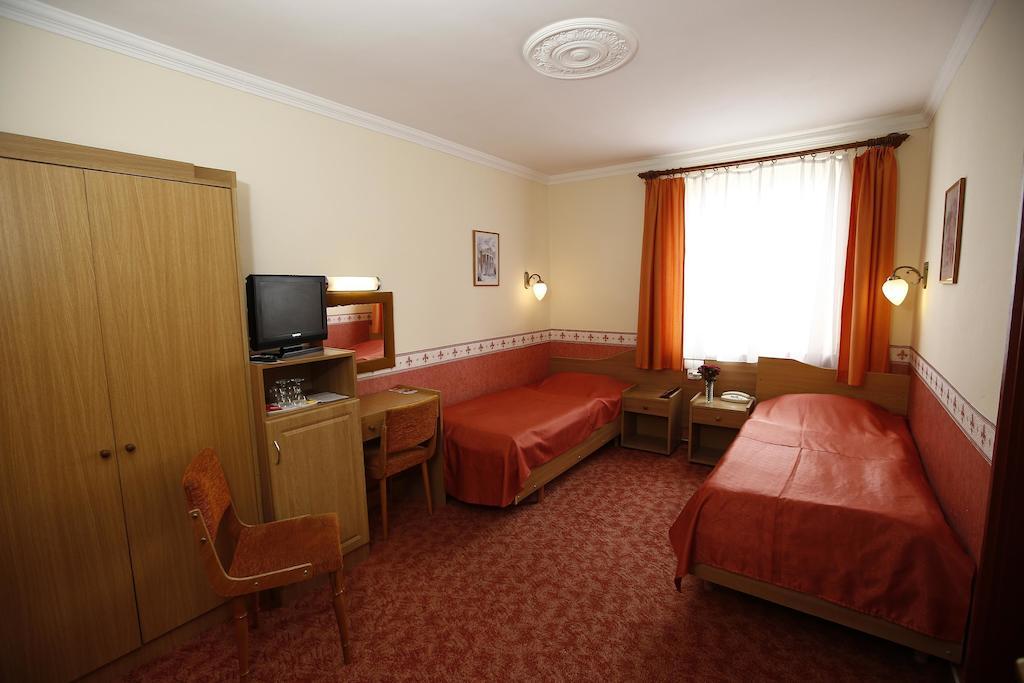 Hotel Korona Wellness, Rendezveny Es Borszalloda Eger Bagian luar foto