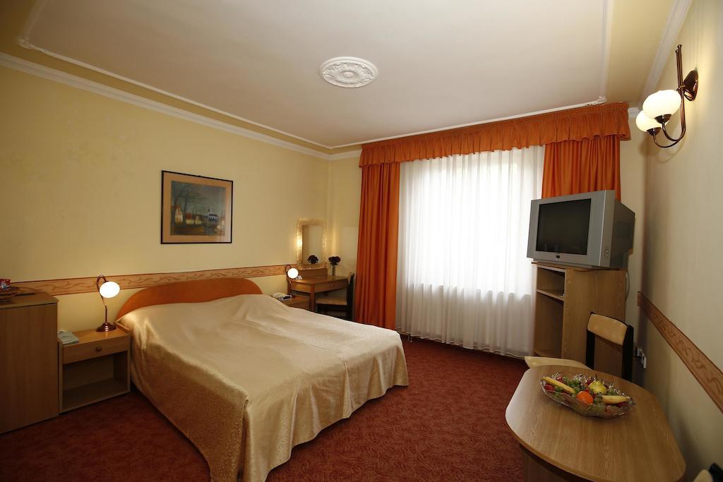 Hotel Korona Wellness, Rendezveny Es Borszalloda Eger Bagian luar foto