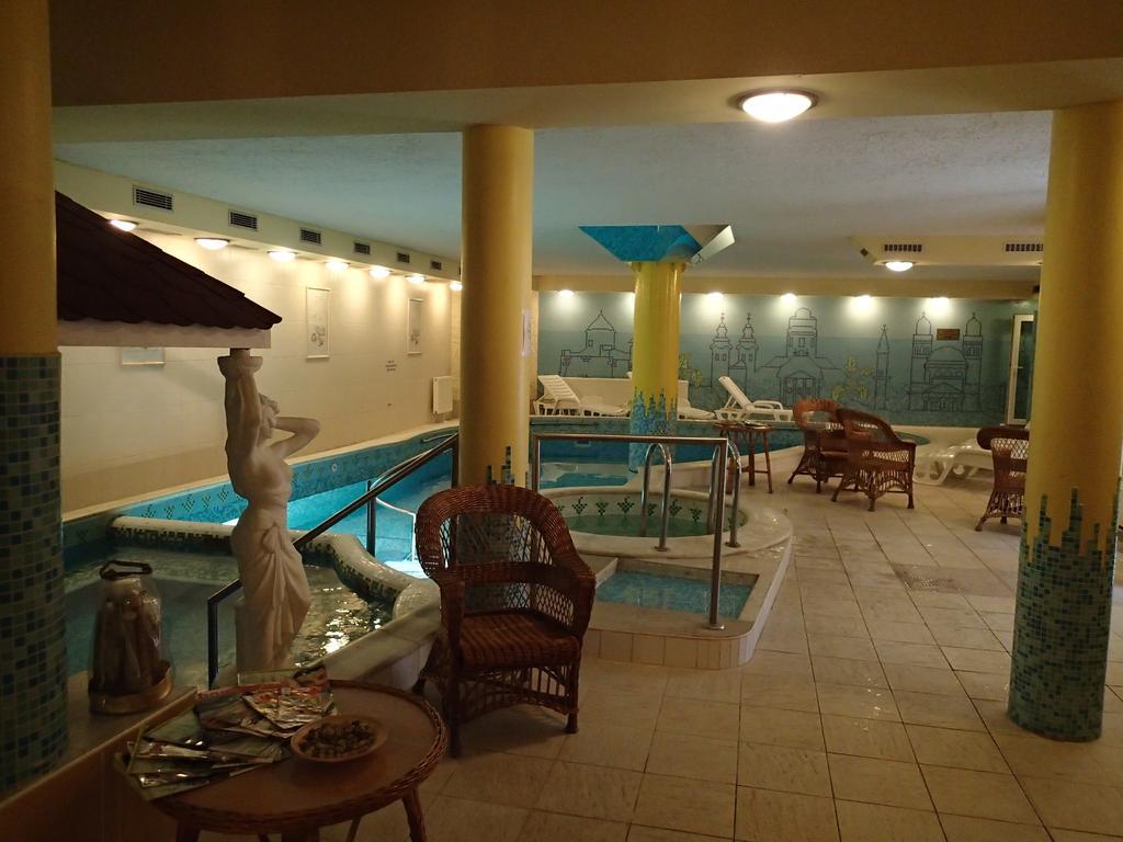 Hotel Korona Wellness, Rendezveny Es Borszalloda Eger Bagian luar foto